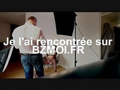 Une ravissante brune mature en train de baiser devant la camera